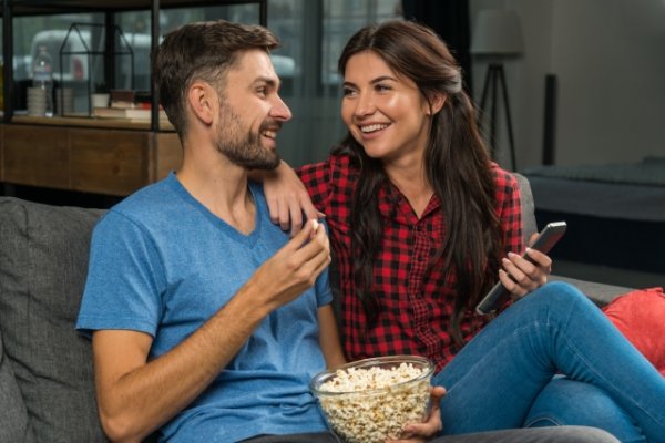 画像1: 1月11日（日）15:00〜20:00　男性用　映画鑑賞会＆食事会 in名古屋市中区 20代中心　男性5名女性5名程度　映画好き集まれ　（年代超えOK）〜少人数制だからこそ、じっくり話せてしっかり出会える！アットホームな婚活映画鑑賞＆食事会 (1)