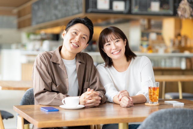 婚活パーティーで男性が足や腕を組む仕草の心境とは？