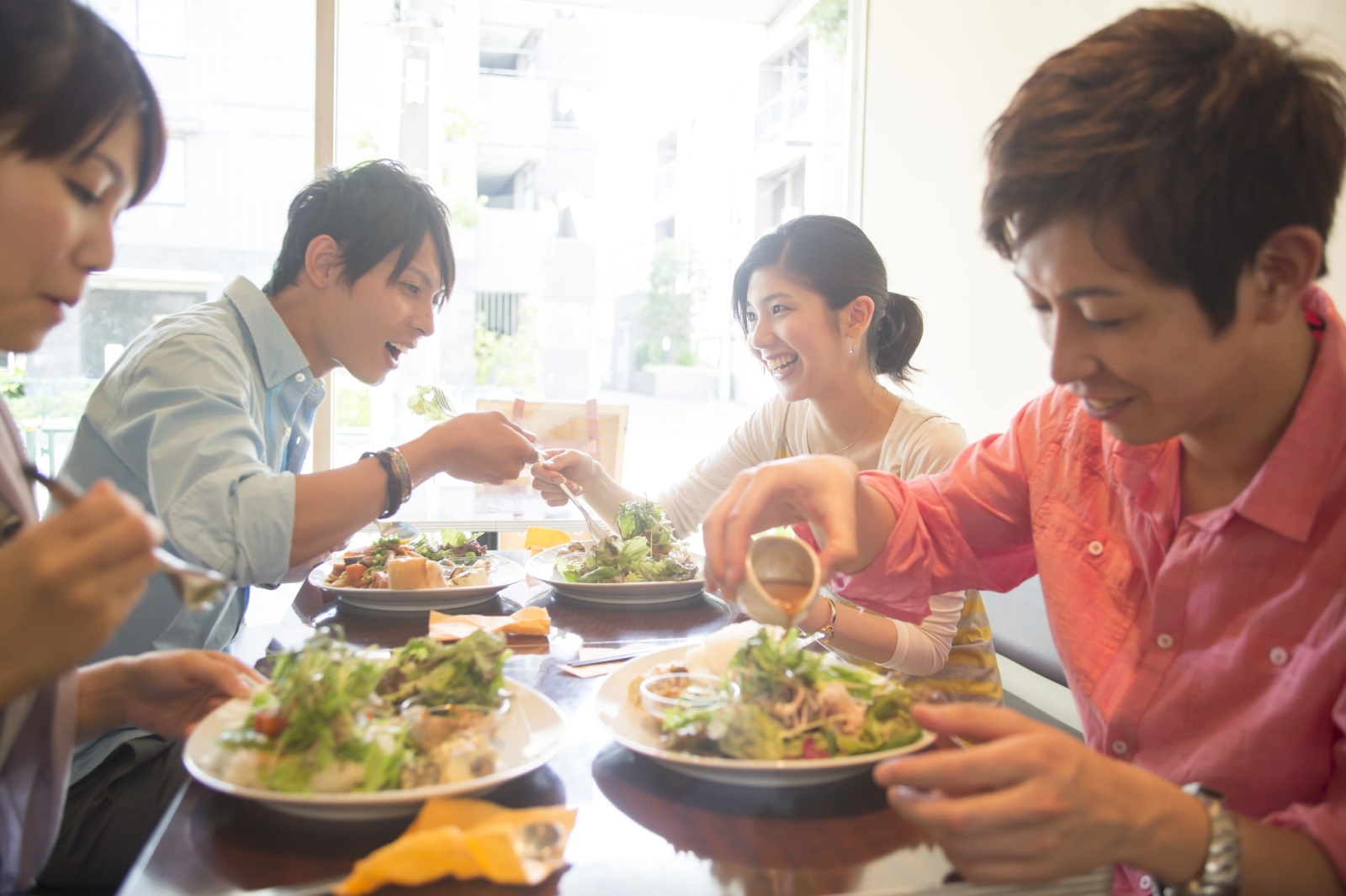 婚活パーティーで店員さんに「ありがとうございます」と言わない人は他にいませんか？